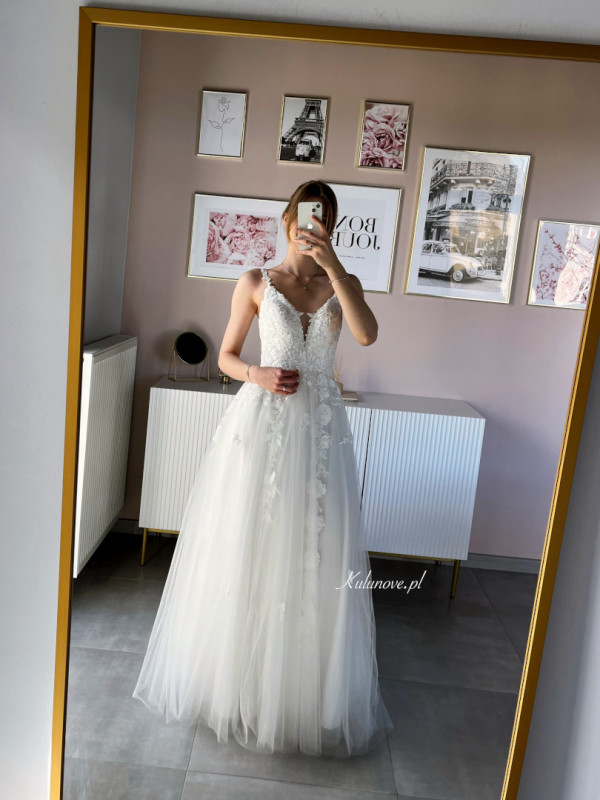 Rosalie - śmietankowa suknia ślubna na ramiączkach z koronkowymi wstawkami