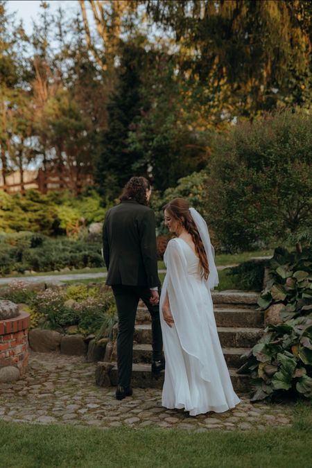 Swan - delikatna, prosta suknia ślubna z zakrytymi ramionami i dekoltem V