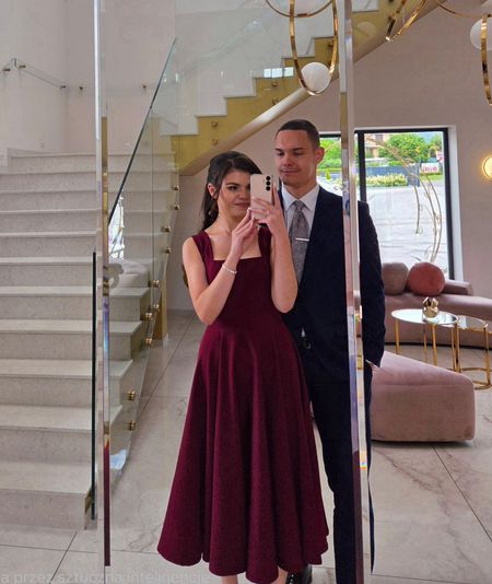 Karlie midi - bordowa sukienka z dopasowaną górą na ramiączkach i rozkloszowanym dołem o długości midi