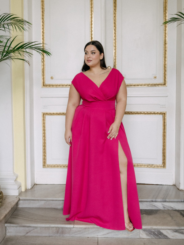 Jolie fuksja - sukienka maxi zakrywająca subtelnie ramiona z marszczonym dekoltem w litrę V