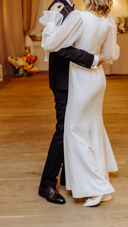 Claire - minimalistyczna suknia z romantycznymi, transparentnymi rękawami zakończonymi kokardką