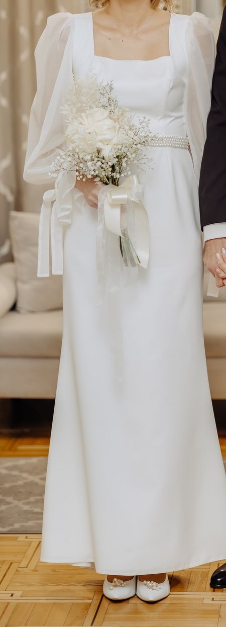 Claire - minimalistyczna suknia z romantycznymi, transparentnymi rękawami zakończonymi kokardką