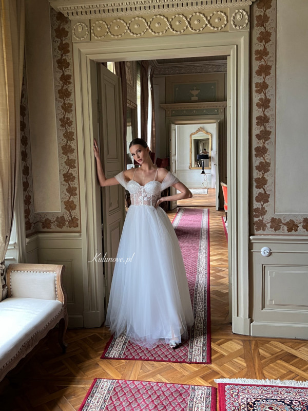 Vaiana - gorsetowa suknia ślubna księżniczka z opadającymi tiulowymi rękawkami