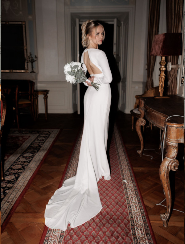 Zenaida - suknia ślubna w kształcie rybki z odkrytymi plecami i trenem