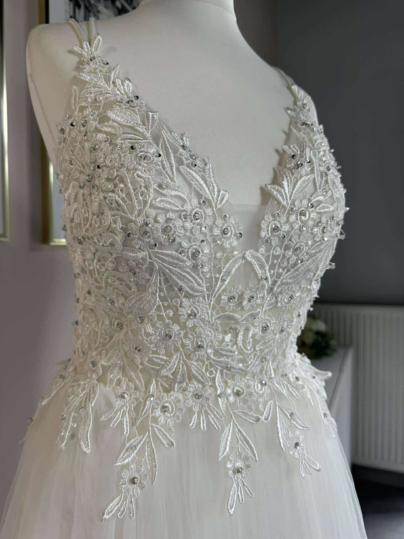  Zwiewna tiulowa suknia ślubna z koronkową górą A361