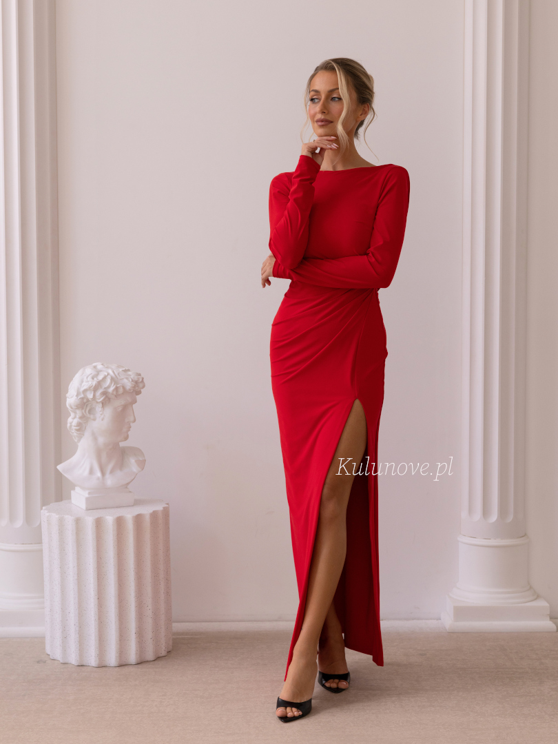 Nancy - dopasowana czerwona sukienka maxi z drapowanymi plecami