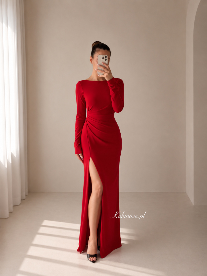Nancy - dopasowana czerwona sukienka maxi z drapowanymi plecami
