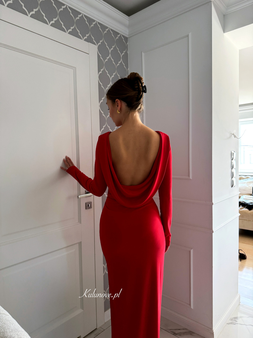 Nancy - dopasowana czerwona sukienka maxi z drapowanymi plecami