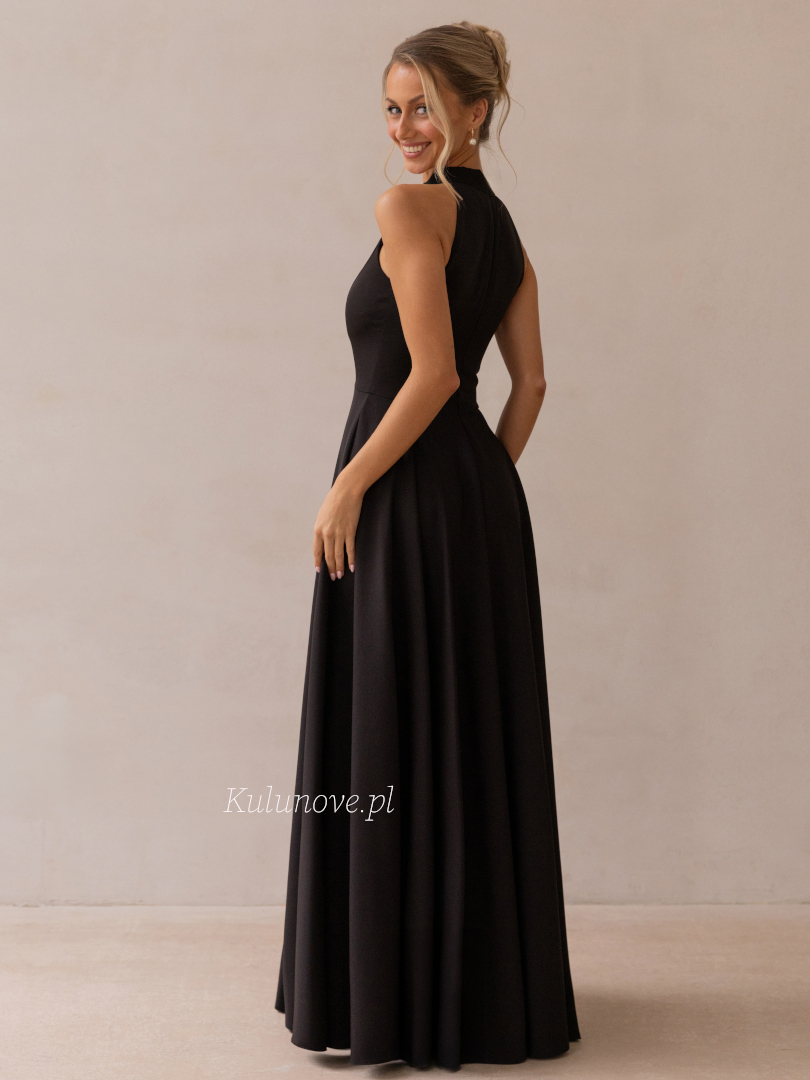 Nessa Maxi – czarna długa elegancka sukienka na studniówkę z dekoltem halter