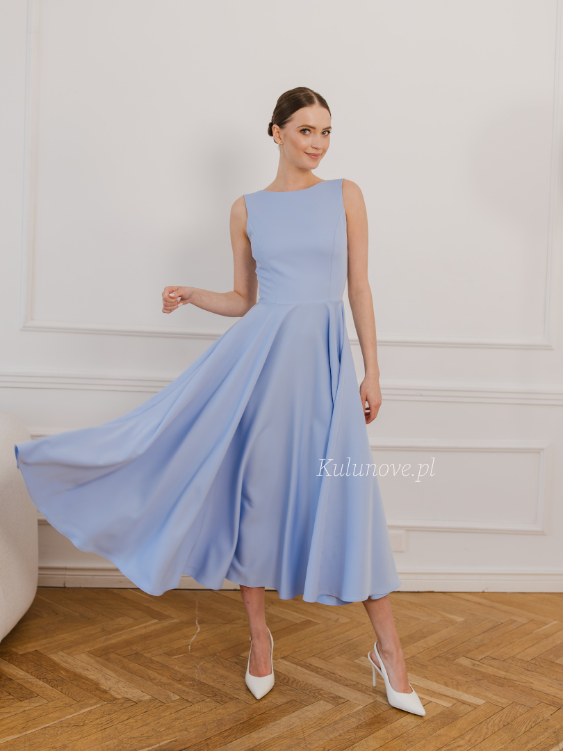 Nora midi - subtelna błękitna sukienka midi z dekoltem halter i zabudowanym tyłem na wesele