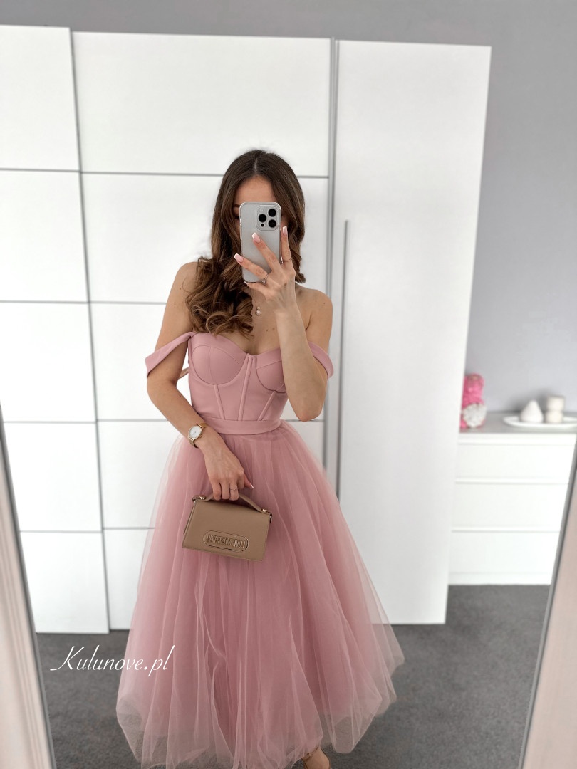 Promise midi - jasnoróżowa zwiewna sukienka z gorsetową górą na ramiączkach