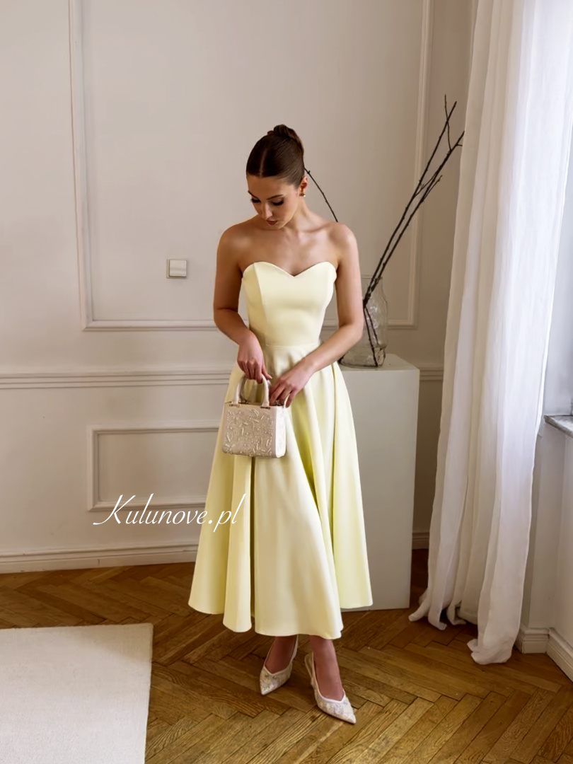 Reverly - maślana sukienka midi gorsetowa bez ramiączek z kobiecym dekoltem