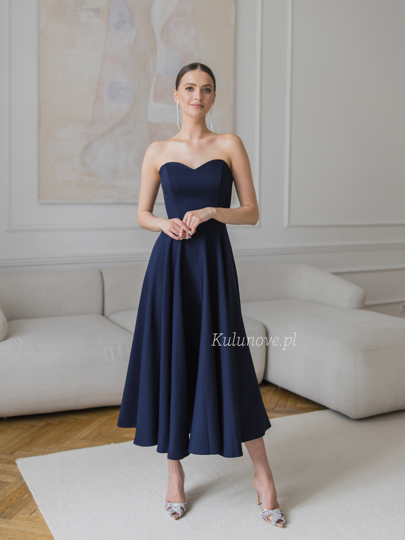 Reverly - granatowa sukienka midi o rozkloszowanym kroju z dekoltem serce