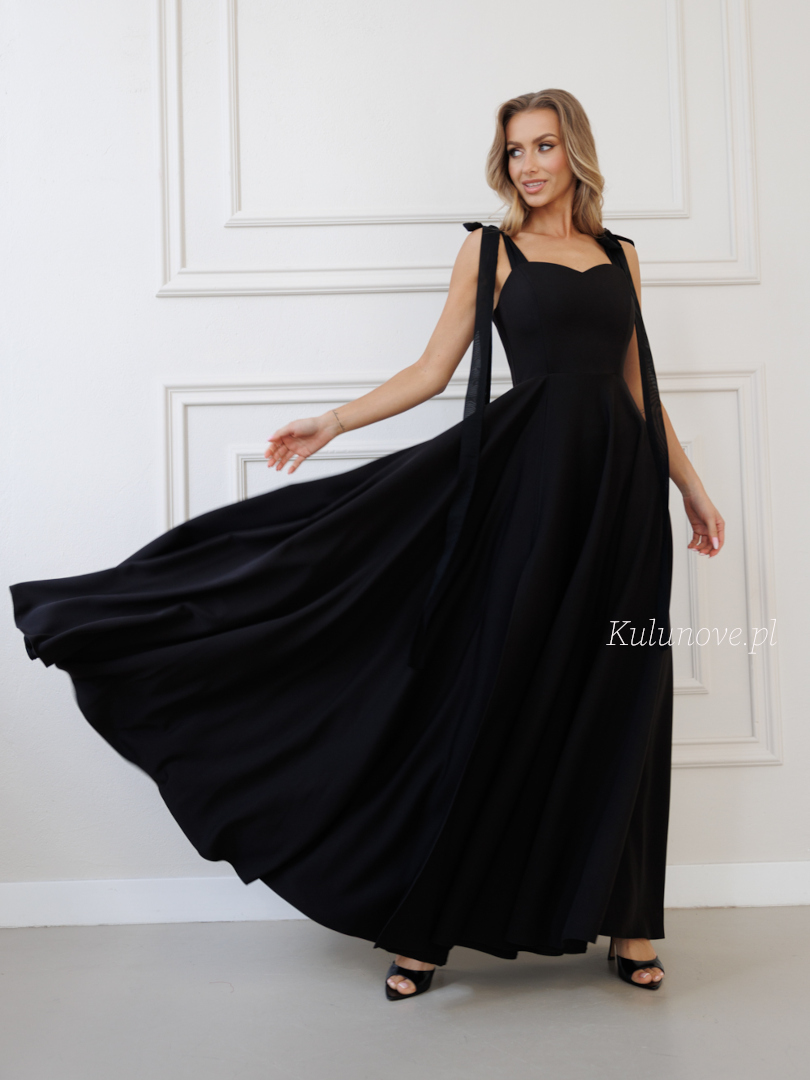 Scarlet maxi - suknia w kolorze czarnym z wiązaniem na ramionach i rozkloszowanym dołem - Kulunove zdjęcie 1