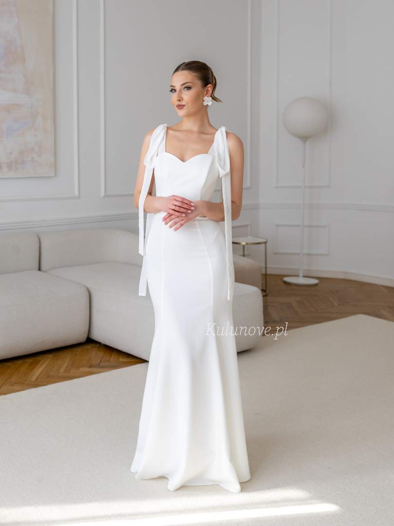 Scarlet rybka - ślubna dopasowana sukienka w kolorze ecru z dekoltem w serce uzupełniona delikatnymi szyfonowymi szarfami 