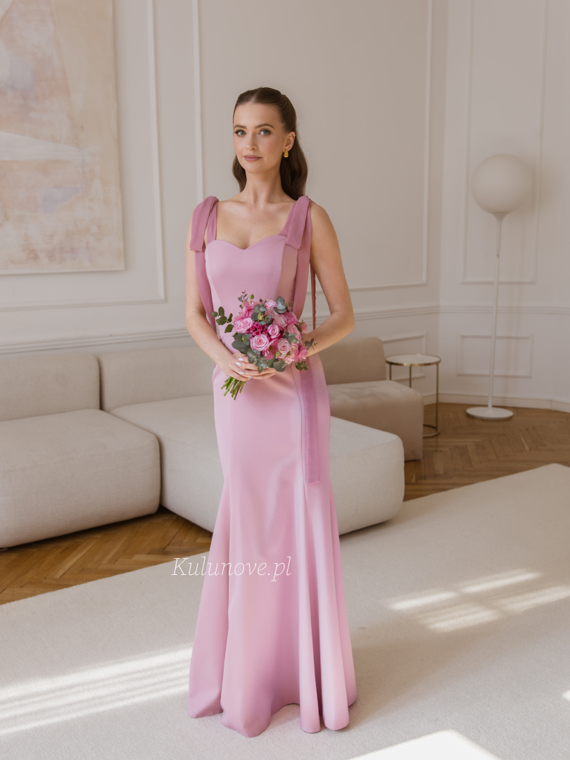 Scarlet rybka - sukienka dla świadkowej o dopasowanym kroju w kolorze brudnego różu z dekoltem serce 