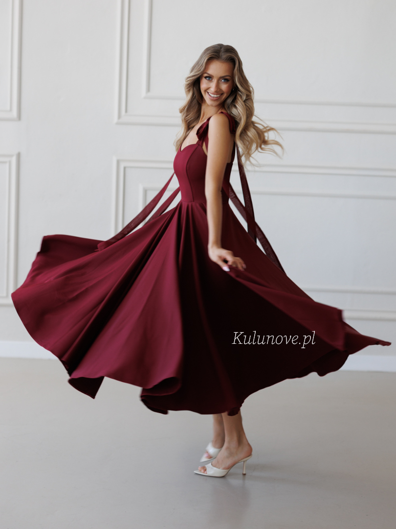 Scarlet - elegancka bordowa sukienka midi z kokardami na ramionach  - Kulunove zdjęcie 1