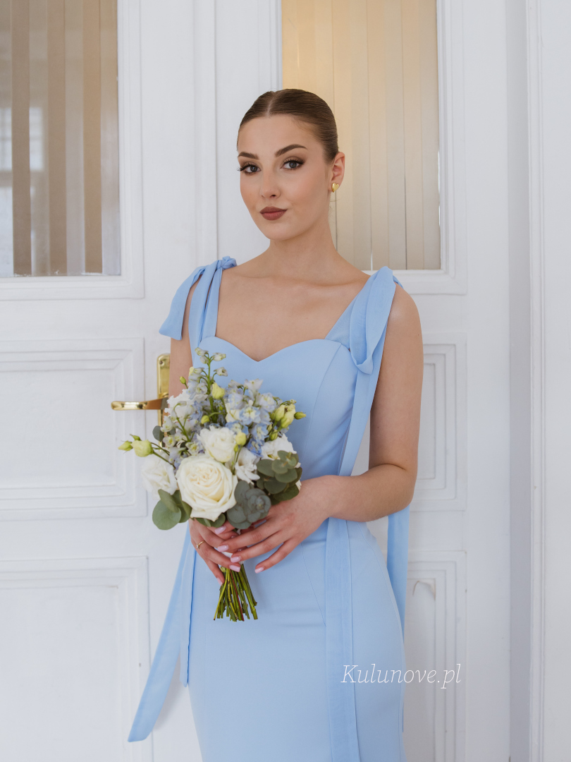 Scarlet rybka - błękitna dopasowana sukienka z dekoltem serce i kokardkami na ramionach idealna propozycja na wesele