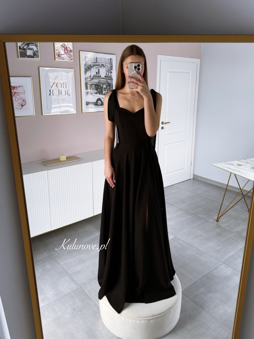 Scarlet maxi - suknia w kolorze czarnym z wiązaniem na ramionach i rozkloszowanym dołem