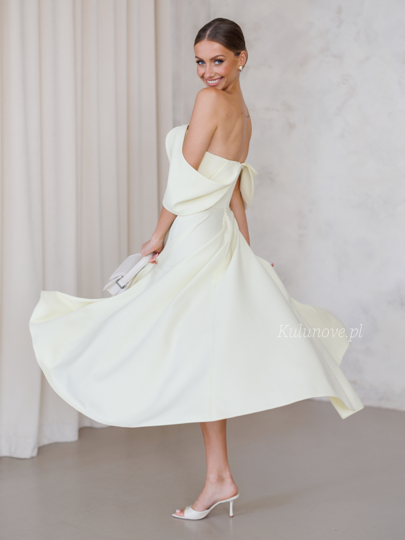 Abby - maślana sukienka midi z opadającymi ramionami