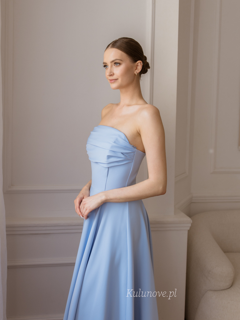 Tess - elegancka błękitna sukienka maxi bez ramiączek z ozdobnym dekoltem idealna na wesele