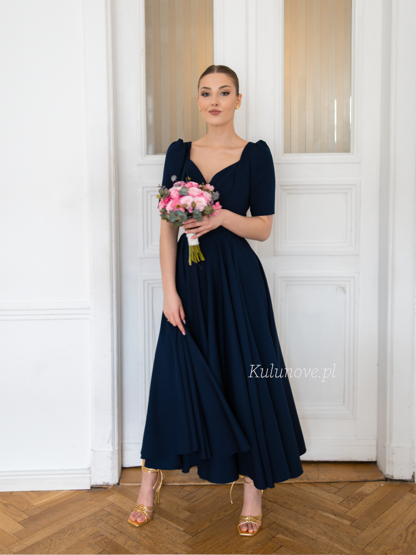 Tina midi - klasyczna weselna granatowa sukienka z kopertowym dekoltem i rozkloszowanym dołem
